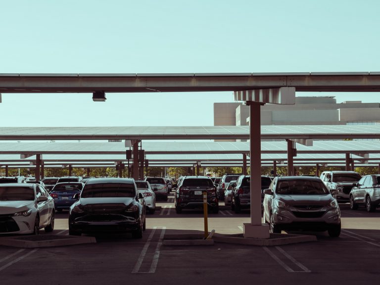 Ombrières photovoltaïque sur un parking avec des voitures
