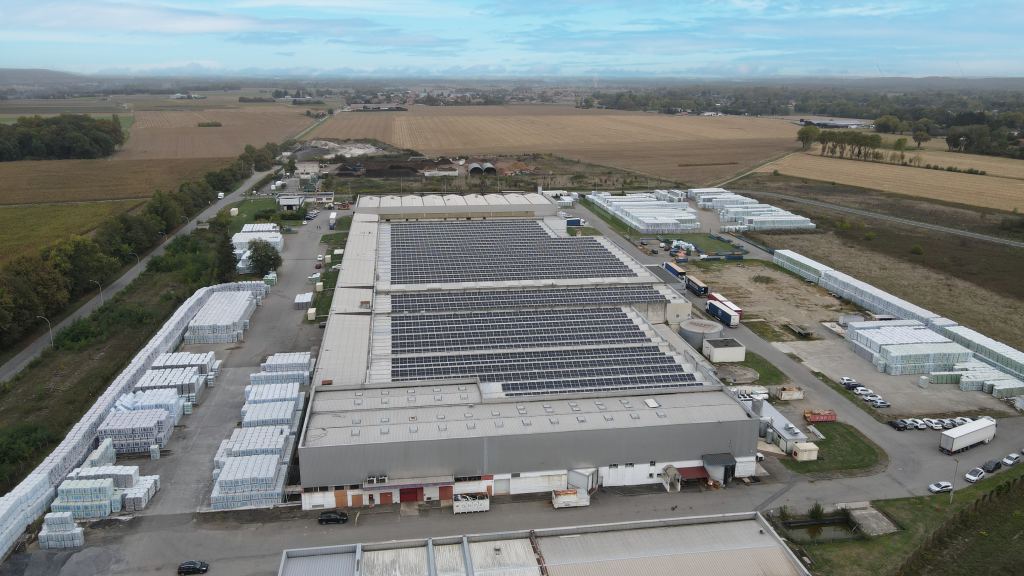 Photo aérienne de la centrale solaire des Transports Barcos