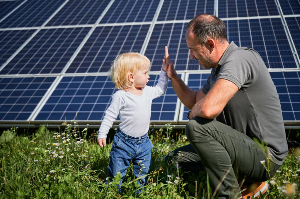 Illustration percutante d'un enfant avec un adulte devant des panneaux solaire, pour schématiser le développement durable