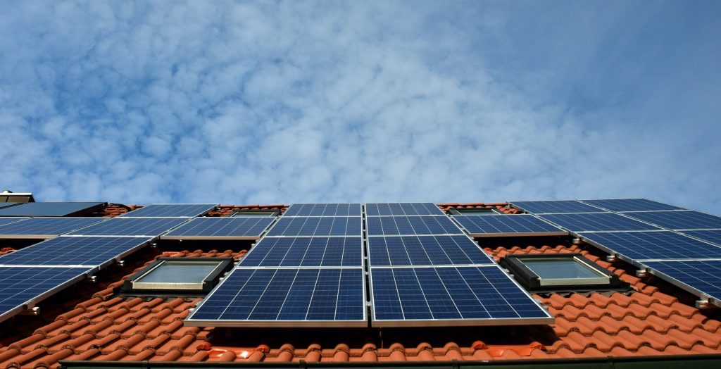 Illustration de panneaux solaires en toiture d'une maison